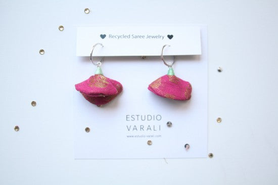 PENDIENTES MINI ARO Y CAMPANITA ROSA DE TEJIDO RECUPERADO